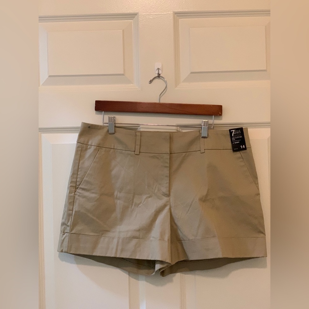 7th Avenue Design Studio Women's Tan Shorts.    Size-14 - Picture 2 of 6
